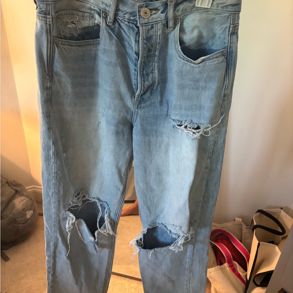 American Eagle Outfitters Light Blue Distressed 90’s Jeans